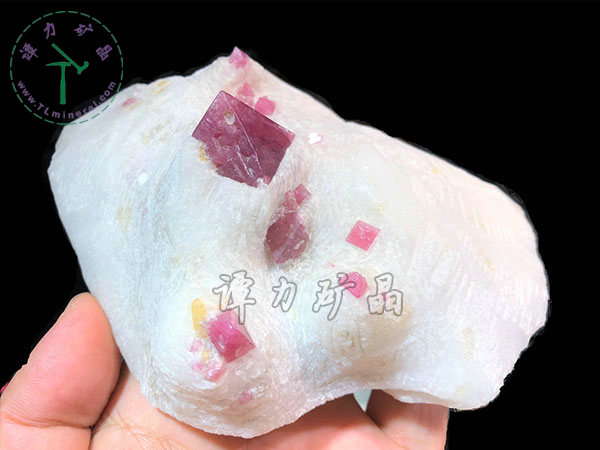 尖晶石+大理岩，越南14x12x7,主晶体：2.4x2.4cm