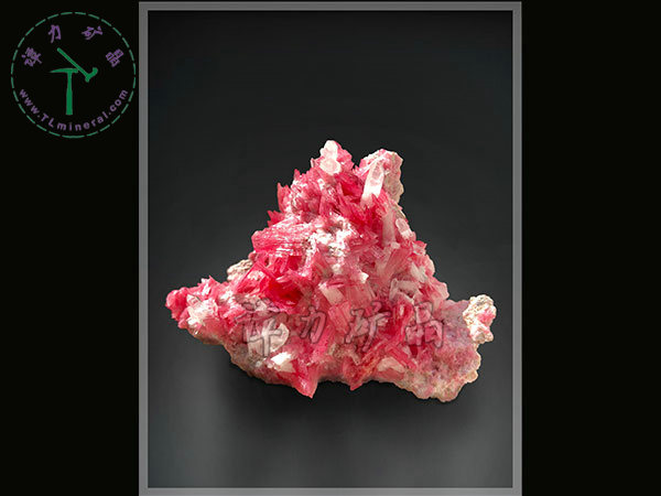 蔷薇辉石+水晶，秘鲁，10x9x5.5cm